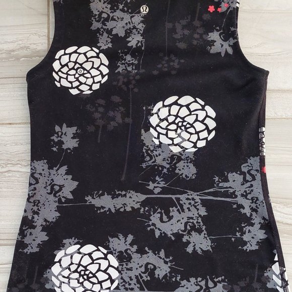 Lululemon Deep V-neck Yoga Tank Black& White Floral, Size 2/XS - Picture 4 of 6